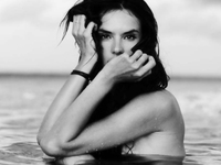 Alessandra Ambrosio Collezione Nuda