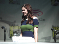 Alexandra Daddario Nude & Sexy Photos