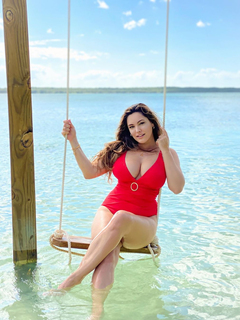 Kelly Brook Sexy Bikini Candids