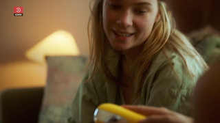 Safina Coster-Waldau, Zoe Bryan Hertz, Filippa Navarana - Salsa s01 (2022)