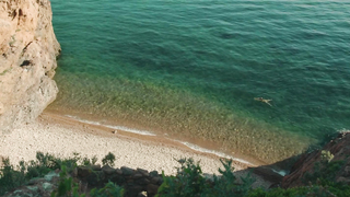 Mina Farid, Zahia Dehar - Une fille facile (2019)