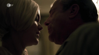 Maria Ehrich, Emilia Schüle - Ku'damm 63 s01e01-02 (2021)