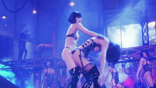 Gina Gershon, Elizabeth Berkley – Showgirls (1995)