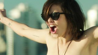 Lina Esco, Lola Kirke – Free the Nipple (2014)