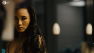 Mai Duong Kieu - Bad Banks s01e01-02 (2018)