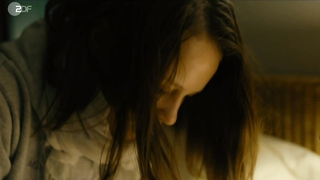 Mai Duong Kieu - Bad Banks s01e01-02 (2018)