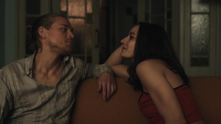 Antonia Desplat, Elektra Jansson-Kilbey - Shantaram s01e04-05 (2022)