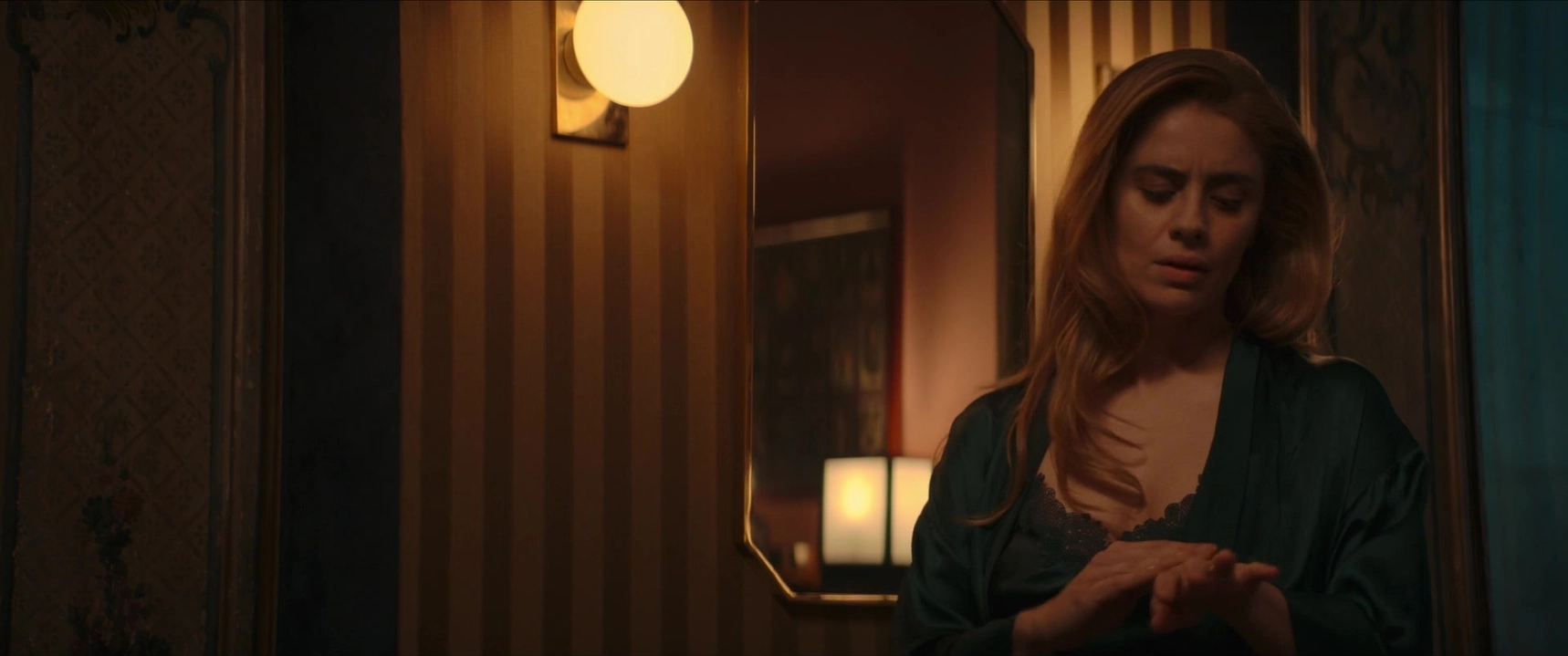 See Aurora Giovinazzo's raw appeal - her nude charm