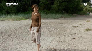 Emmanuelle Beart nude lesbian sex with Pascale Bussieres – La repetition (FR-2001)