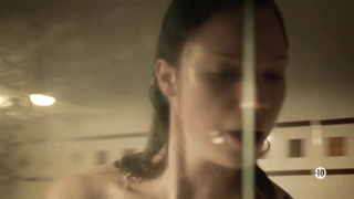 Carolina Jurczak – Deux flics sur les docks s01e04 (2011)