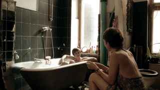 Julia Koschitz, Lena Lauzemis, Anna Julia Kapfelsperger – Unsichtbare Jahre (2015) HD 1080p