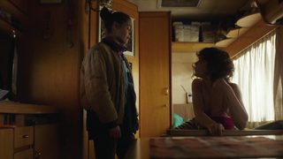 Aurora Giovinazzo, Micaela Ramazzotti - Una madre (2023) HD 1080p