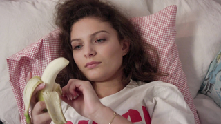 Isabella Møller Hansen - Peau de Banane (2017) HD 1080p