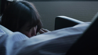 Tsubaki Kato, Miu Akemi - Getrouwde vrouw springt in het zand (Inbi na onna-tachi ikita itoko de iku) (2021) HD 1080p