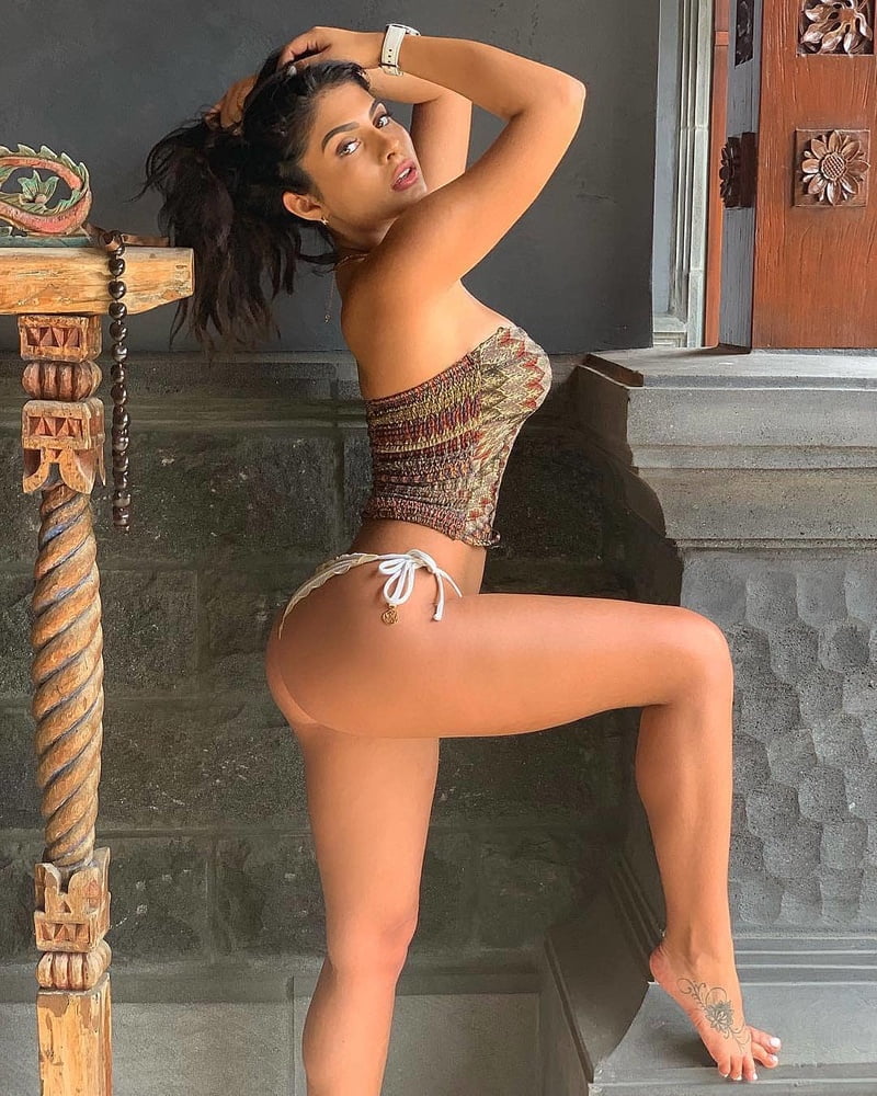 Amanda Trivizas (Sexy ass and tits) .
